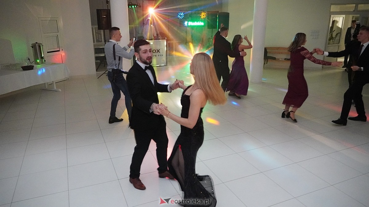 Studniówka uczniów I LO CN-B im. Polskich Spadochroniarzy w Ostrołęce [24.01.2026]] - zdjęcie #21 - eOstroleka.pl