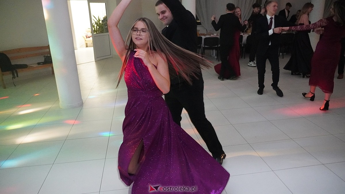 Studniówka uczniów I LO CN-B im. Polskich Spadochroniarzy w Ostrołęce [24.01.2026]] - zdjęcie #18 - eOstroleka.pl