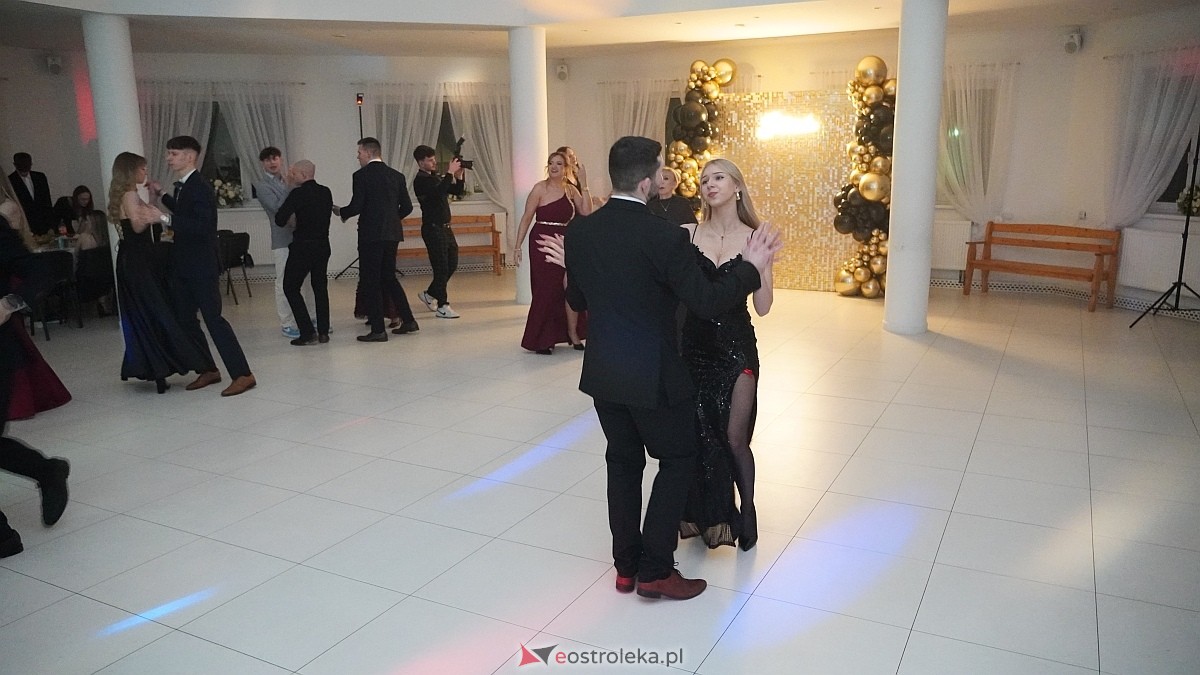 Studniówka uczniów I LO CN-B im. Polskich Spadochroniarzy w Ostrołęce [24.01.2026]] - zdjęcie #17 - eOstroleka.pl