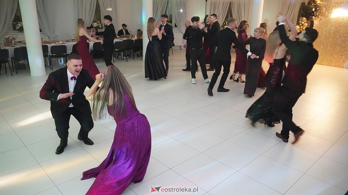 Studniówka uczniów I LO CN-B im. Polskich Spadochroniarzy w Ostrołęce [24.01.2026]] - zdjęcie #16 - eOstroleka.pl