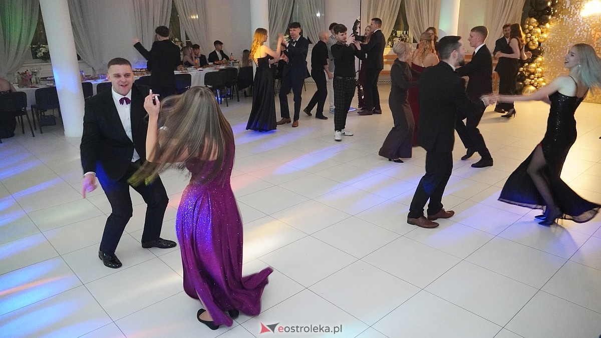 Studniówka uczniów I LO CN-B im. Polskich Spadochroniarzy w Ostrołęce [24.01.2026]] - zdjęcie #15 - eOstroleka.pl