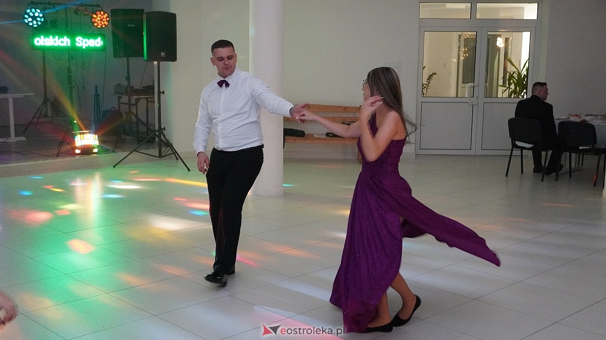 Studniówka uczniów I LO CN-B im. Polskich Spadochroniarzy w Ostrołęce [24.01.2026]] - zdjęcie #7 - eOstroleka.pl