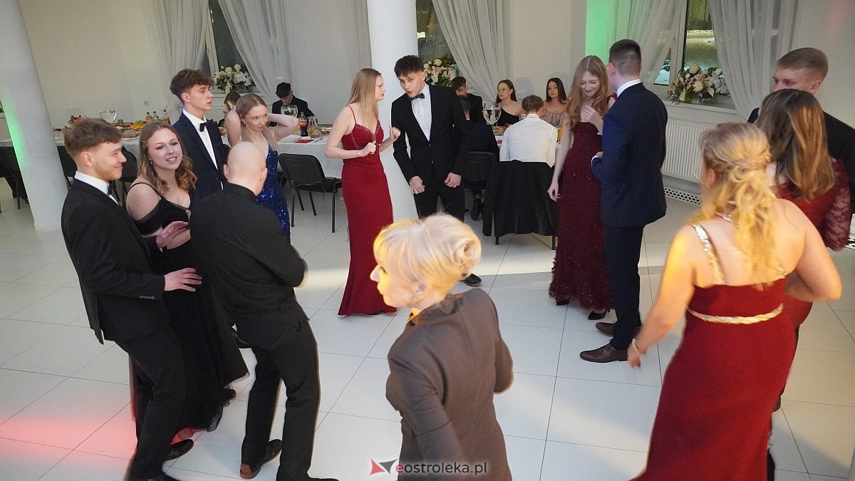 Studniówka uczniów I LO CN-B im. Polskich Spadochroniarzy w Ostrołęce [24.01.2026]] - zdjęcie #6 - eOstroleka.pl