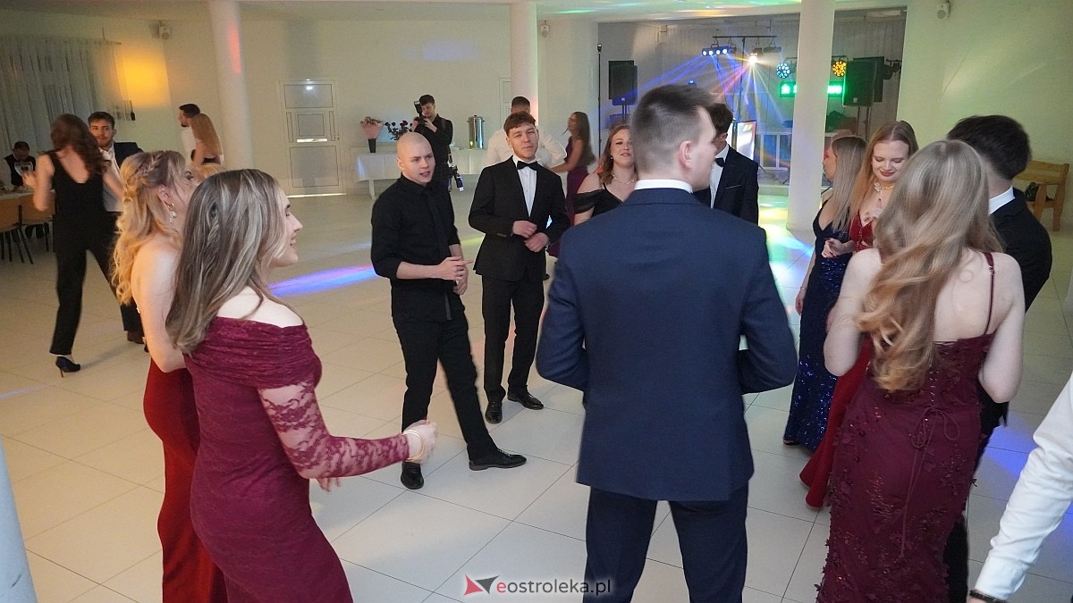 Studniówka uczniów I LO CN-B im. Polskich Spadochroniarzy w Ostrołęce [24.01.2026]] - zdjęcie #5 - eOstroleka.pl