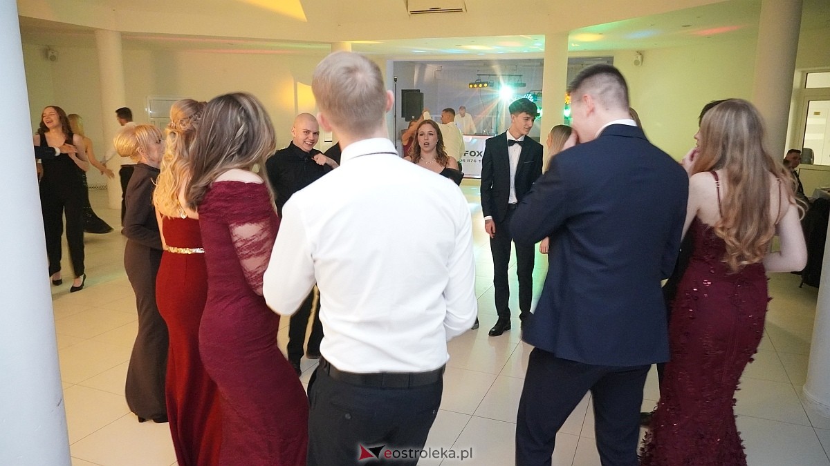 Studniówka uczniów I LO CN-B im. Polskich Spadochroniarzy w Ostrołęce [24.01.2026]] - zdjęcie #4 - eOstroleka.pl