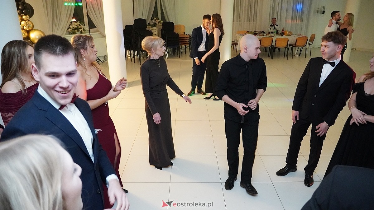 Studniówka uczniów I LO CN-B im. Polskich Spadochroniarzy w Ostrołęce [24.01.2026]] - zdjęcie #3 - eOstroleka.pl