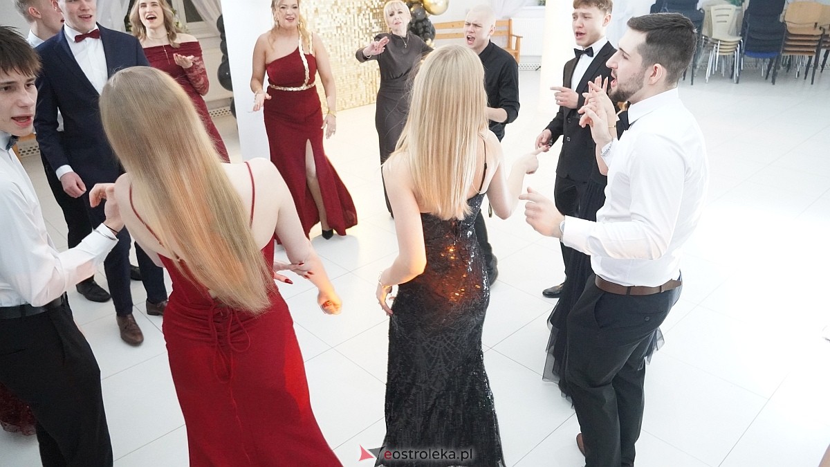 Studniówka uczniów I LO CN-B im. Polskich Spadochroniarzy w Ostrołęce [24.01.2026]] - zdjęcie #2 - eOstroleka.pl