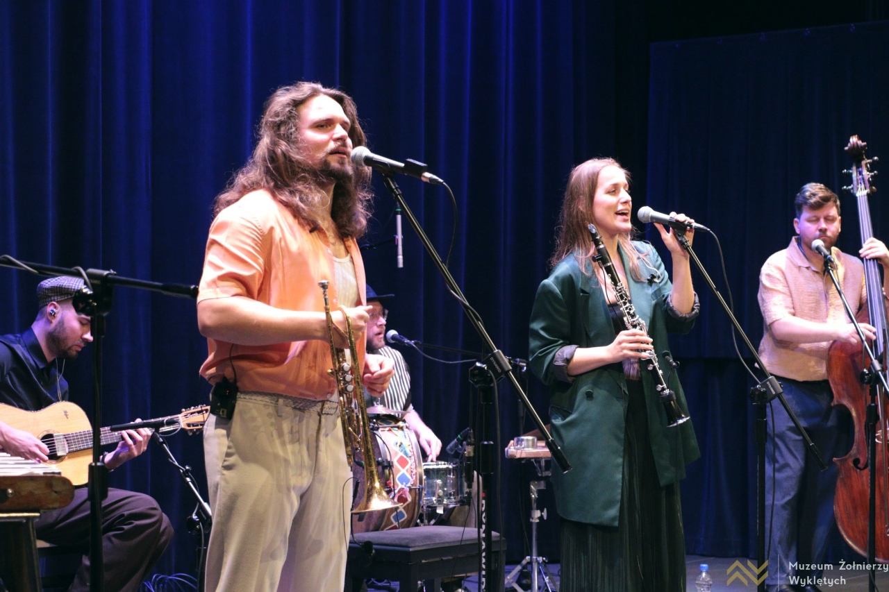 Koncert Warszawskiej Orkiestry Sentymentalnej w Muzeum Żołnierzy Wyklętych w Ostrołęce [22.01.2026] - zdjęcie #41 - eOstroleka.pl