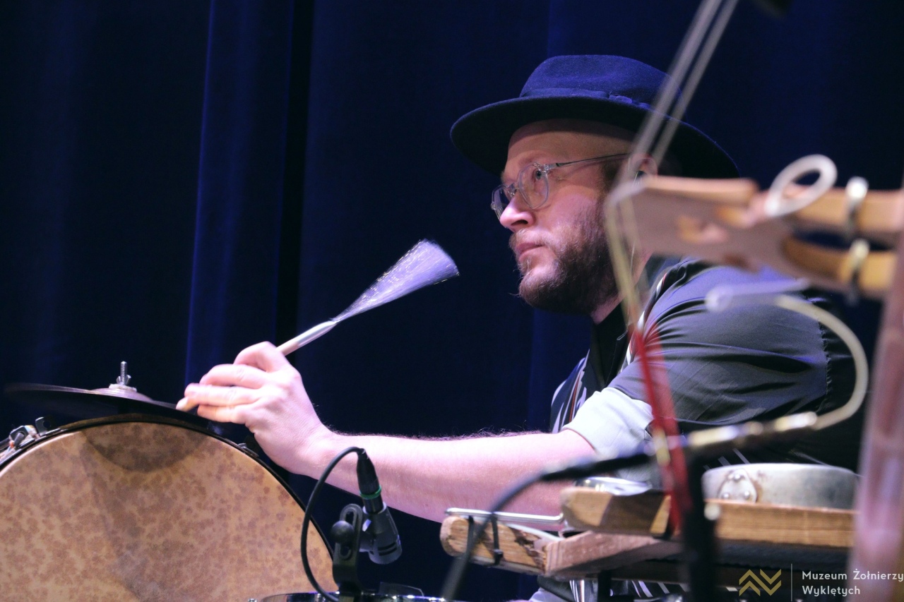 Koncert Warszawskiej Orkiestry Sentymentalnej w Muzeum Żołnierzy Wyklętych w Ostrołęce [22.01.2026] - zdjęcie #37 - eOstroleka.pl