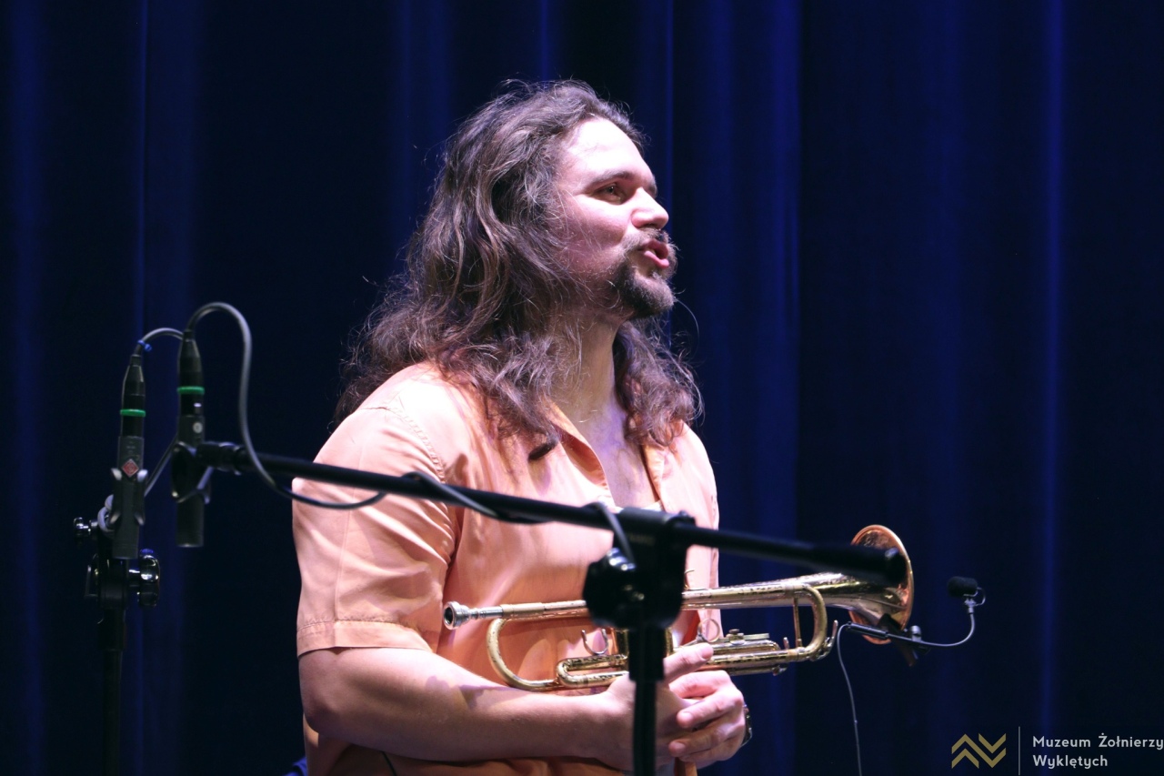 Koncert Warszawskiej Orkiestry Sentymentalnej w Muzeum Żołnierzy Wyklętych w Ostrołęce [22.01.2026] - zdjęcie #28 - eOstroleka.pl