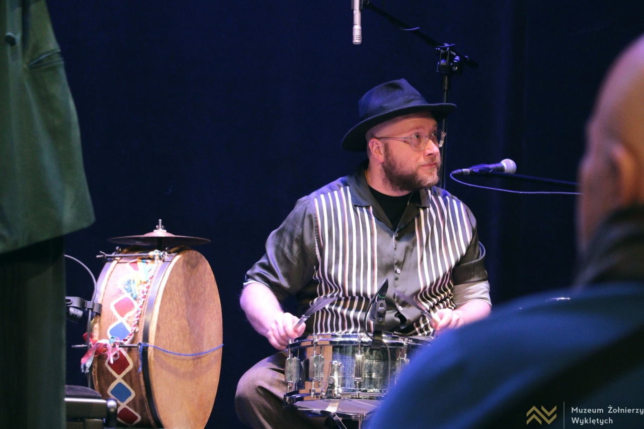 Koncert Warszawskiej Orkiestry Sentymentalnej w Muzeum Żołnierzy Wyklętych w Ostrołęce [22.01.2026] - zdjęcie #25 - eOstroleka.pl