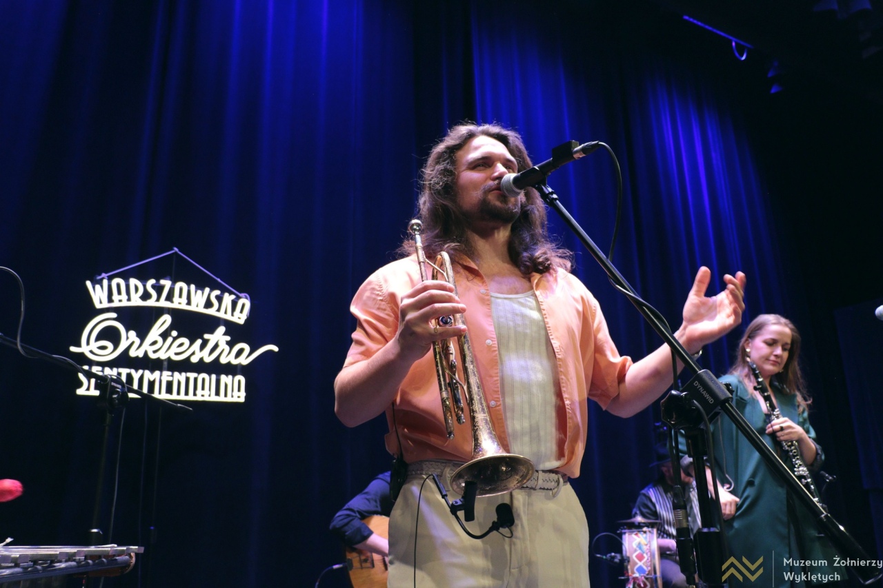 Koncert Warszawskiej Orkiestry Sentymentalnej w Muzeum Żołnierzy Wyklętych w Ostrołęce [22.01.2026] - zdjęcie #18 - eOstroleka.pl