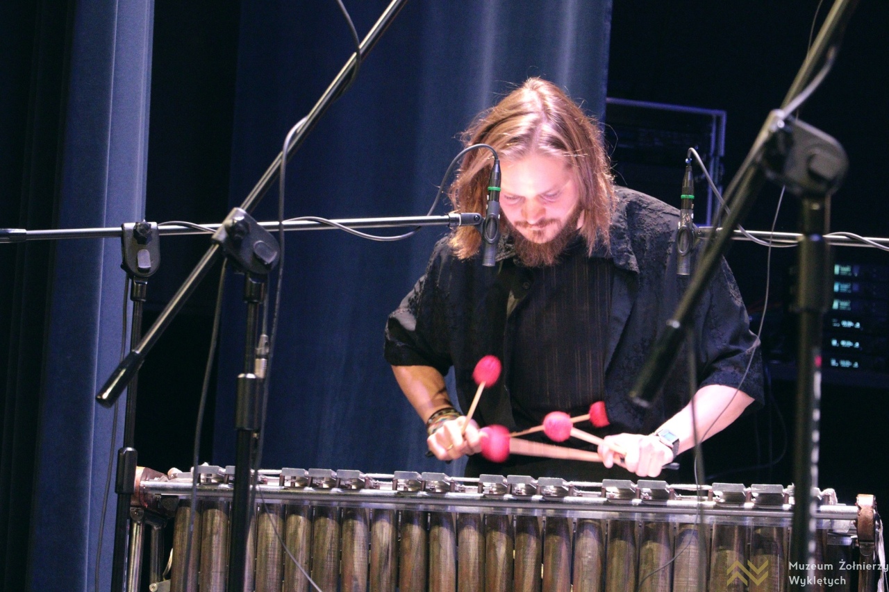 Koncert Warszawskiej Orkiestry Sentymentalnej w Muzeum Żołnierzy Wyklętych w Ostrołęce [22.01.2026] - zdjęcie #17 - eOstroleka.pl