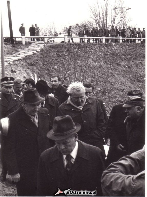 E. Gierek i W. Jaruzelski w Ostrołęce - powódź 1979r - zdjęcie #1 - eOstroleka.pl