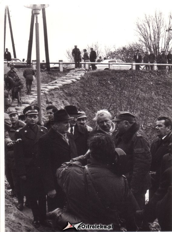 E. Gierek i W. Jaruzelski w Ostrołęce - powódź 1979r - zdjęcie #2 - eOstroleka.pl