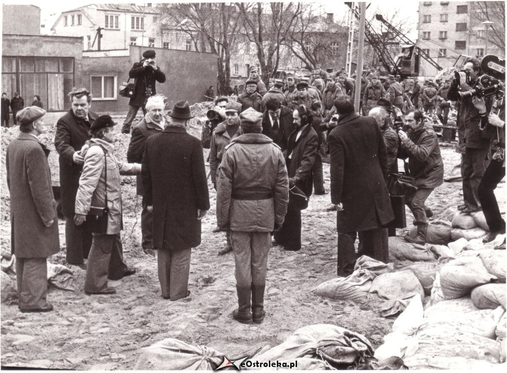 E. Gierek i W. Jaruzelski w Ostrołęce - powódź 1979r - zdjęcie #12 - eOstroleka.pl