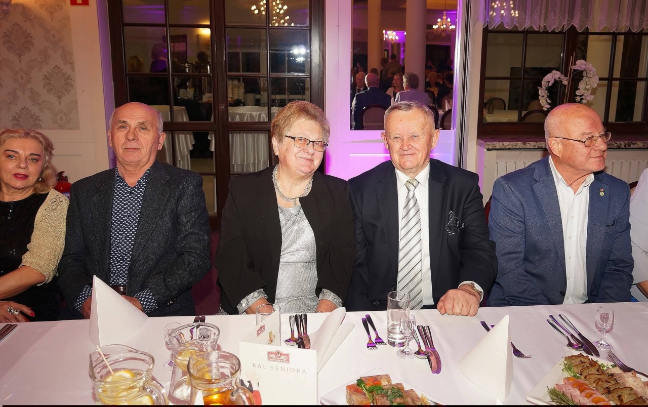 Seniorzy z gminy Rzekuń bawili się na balu w Pułtusku! [24.01.2026] - zdjęcie #20 - eOstroleka.pl