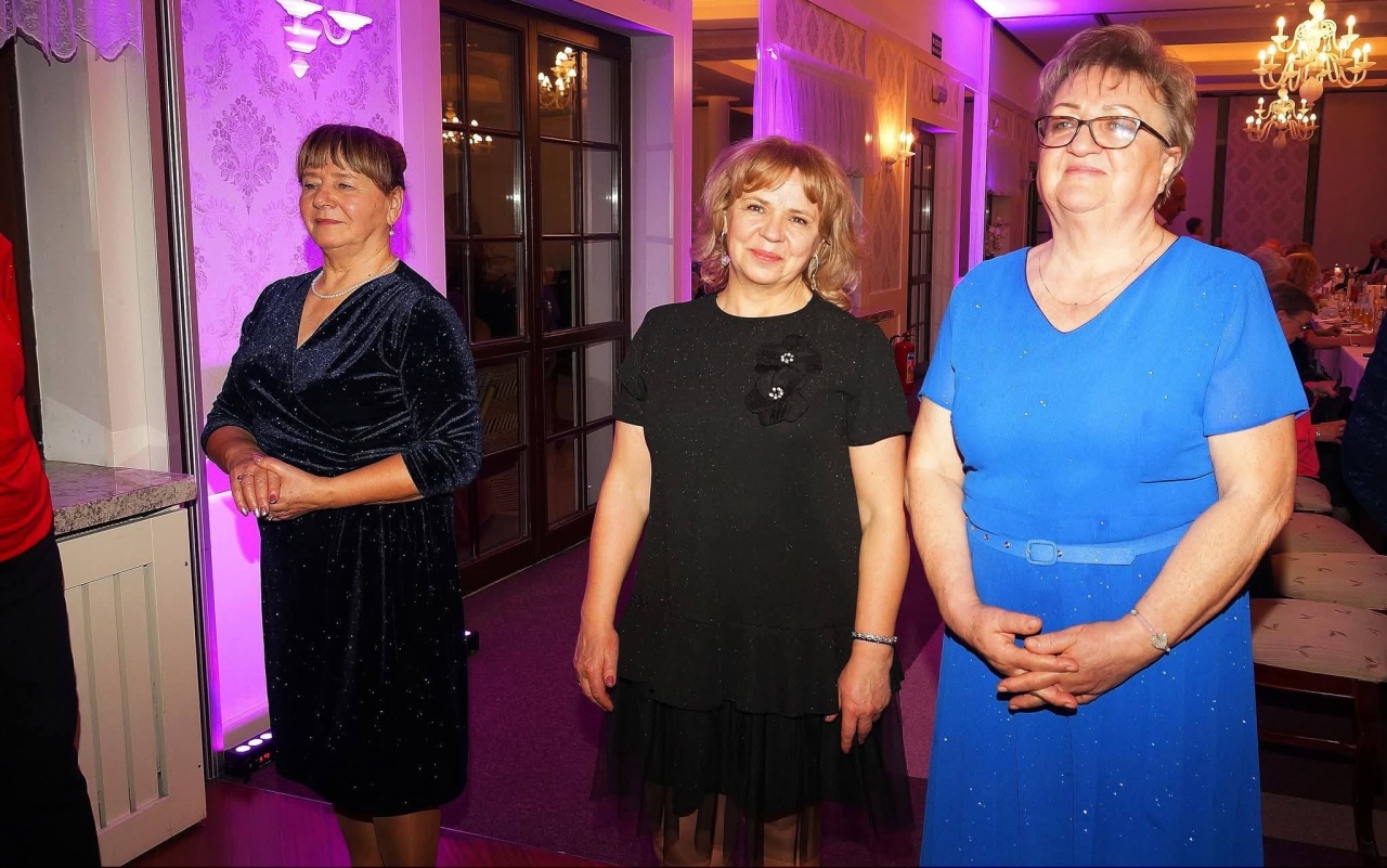 Seniorzy z gminy Rzekuń bawili się na balu w Pułtusku! [24.01.2026] - zdjęcie #13 - eOstroleka.pl