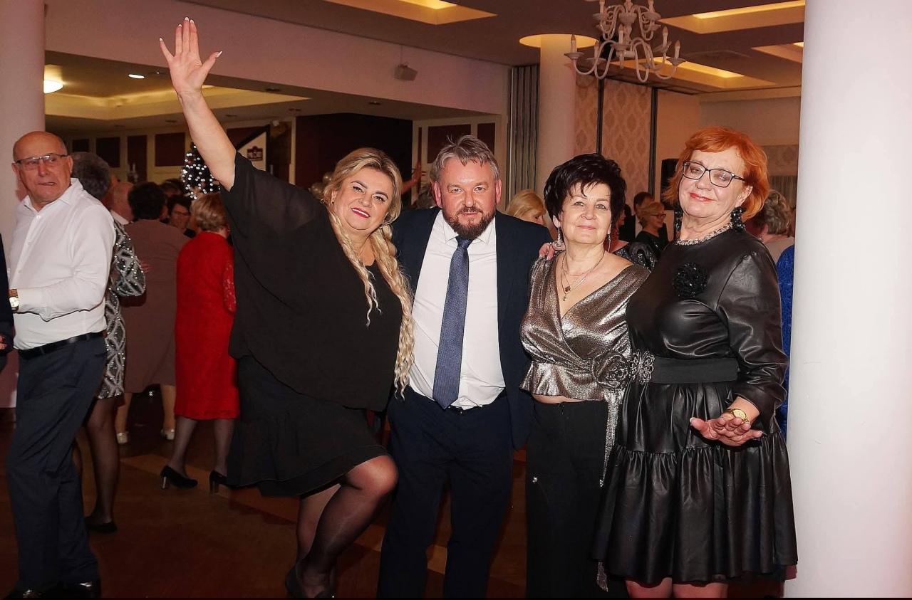 Seniorzy z gminy Rzekuń bawili się na balu w Pułtusku! [24.01.2026] - zdjęcie #9 - eOstroleka.pl