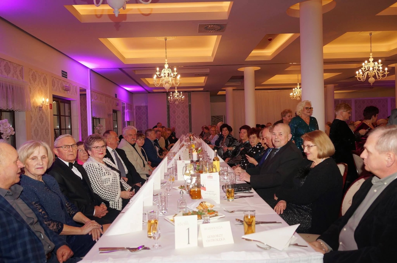 Seniorzy z gminy Rzekuń bawili się na balu w Pułtusku! [24.01.2026] - zdjęcie #4 - eOstroleka.pl