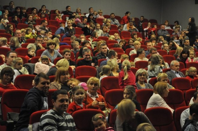 Godziny dla rodziny: Czerwony Kapturek w OCK [13.XI.2011] - zdjęcie #49 - eOstroleka.pl