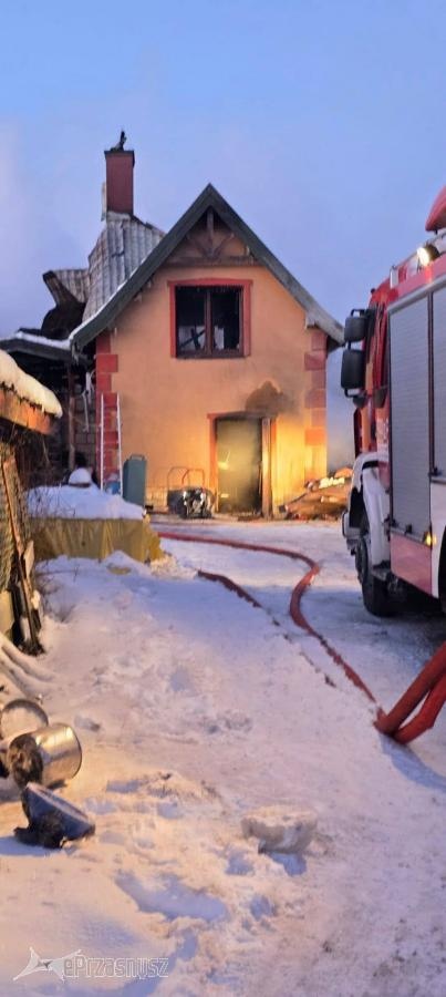 Pożar domu w miejscowości Ożumiech [02.01.2026] - zdjęcie #7 - eOstroleka.pl