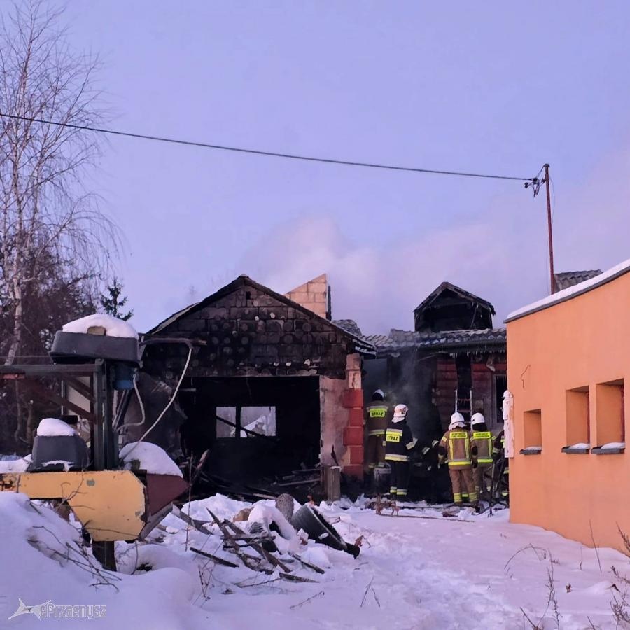 Pożar domu w miejscowości Ożumiech [02.01.2026] - zdjęcie #6 - eOstroleka.pl