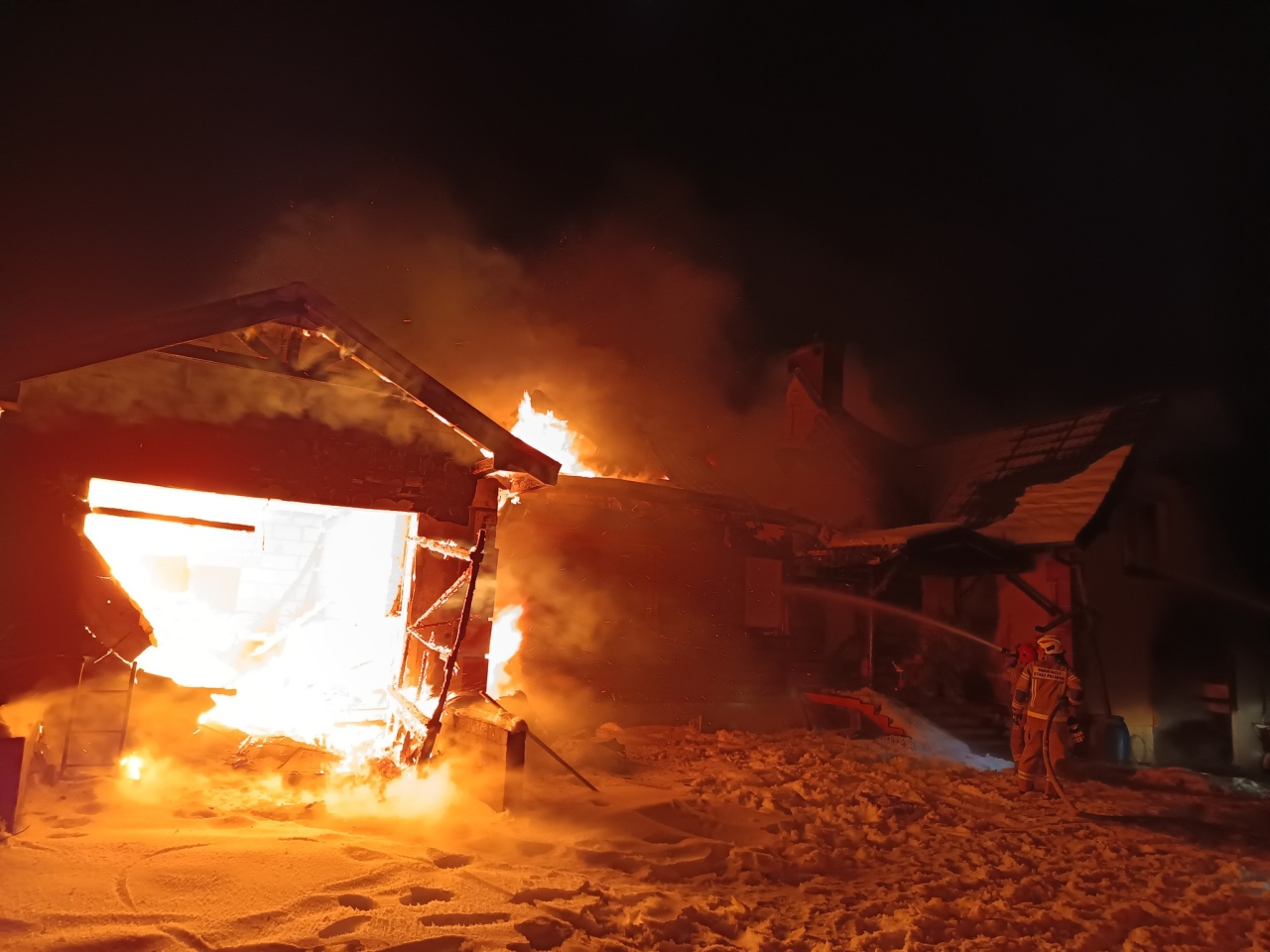 Pożar domu w miejscowości Ożumiech [02.01.2026] - zdjęcie #3 - eOstroleka.pl