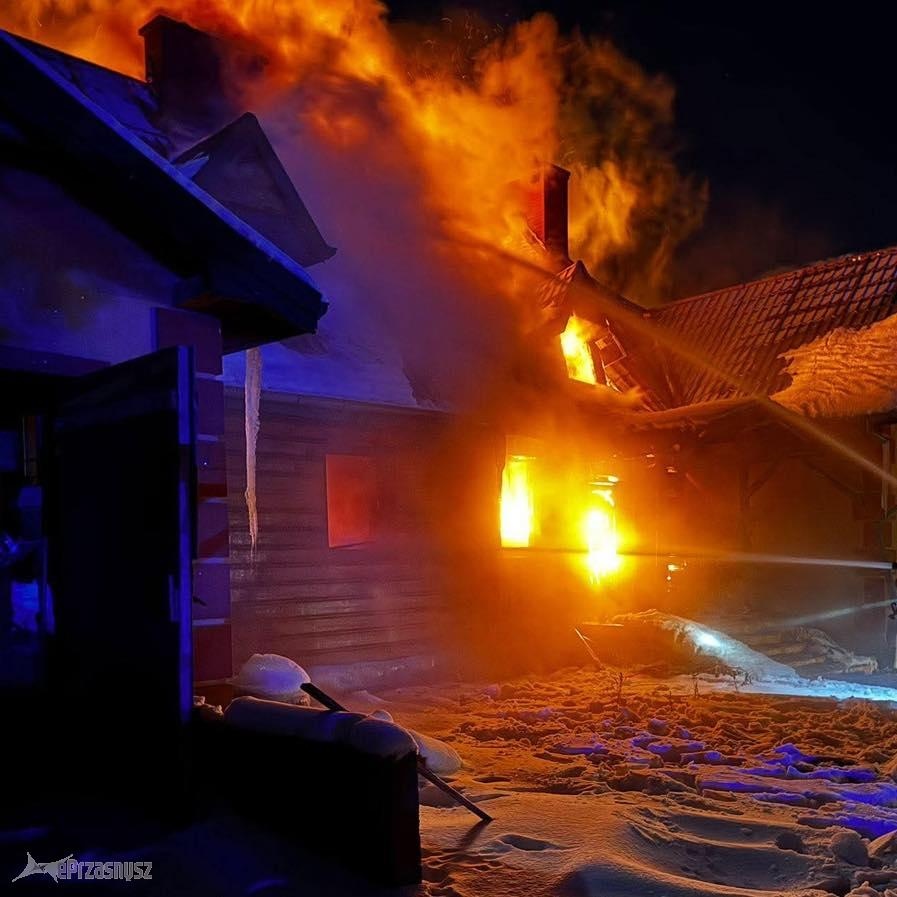 Pożar domu w miejscowości Ożumiech [02.01.2026] - zdjęcie #1 - eOstroleka.pl