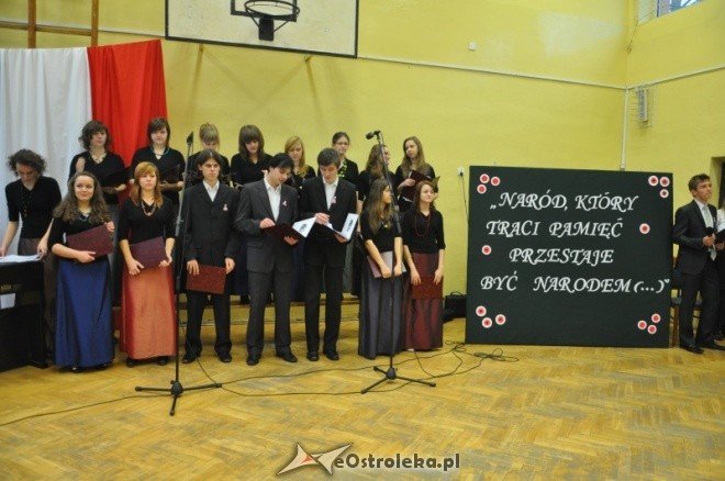 Obchody 93 rocznicy odzyskania przez Polskę niepodległości w I LO [14.XI.2011] - zdjęcie #2 - eOstroleka.pl