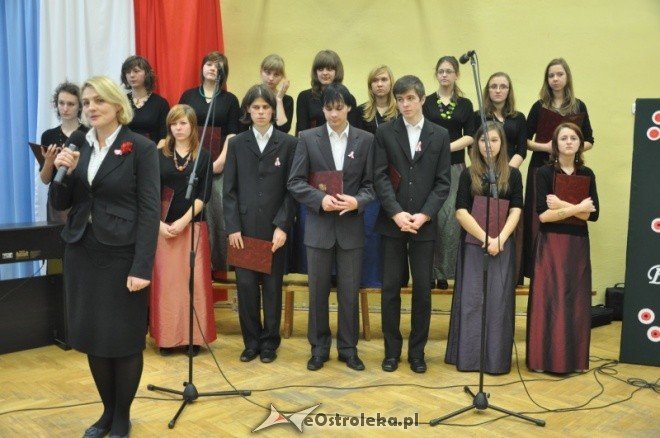 Obchody 93 rocznicy odzyskania przez Polskę niepodległości w I LO [14.XI.2011] - zdjęcie #20 - eOstroleka.pl