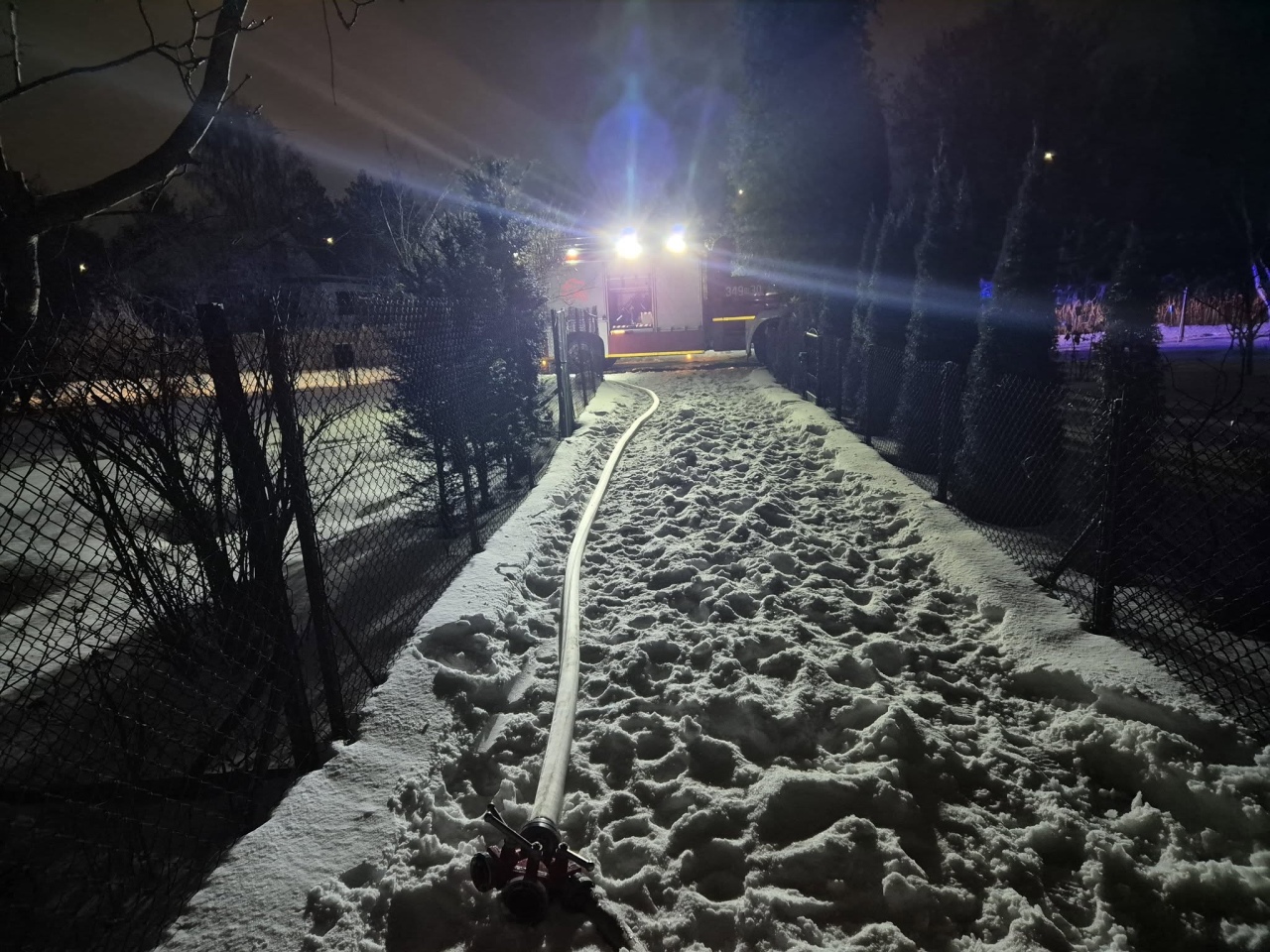 Pożar na ogródkach działkowych przy Olszynowej [05.02.2026] - zdjęcie #8 - eOstroleka.pl