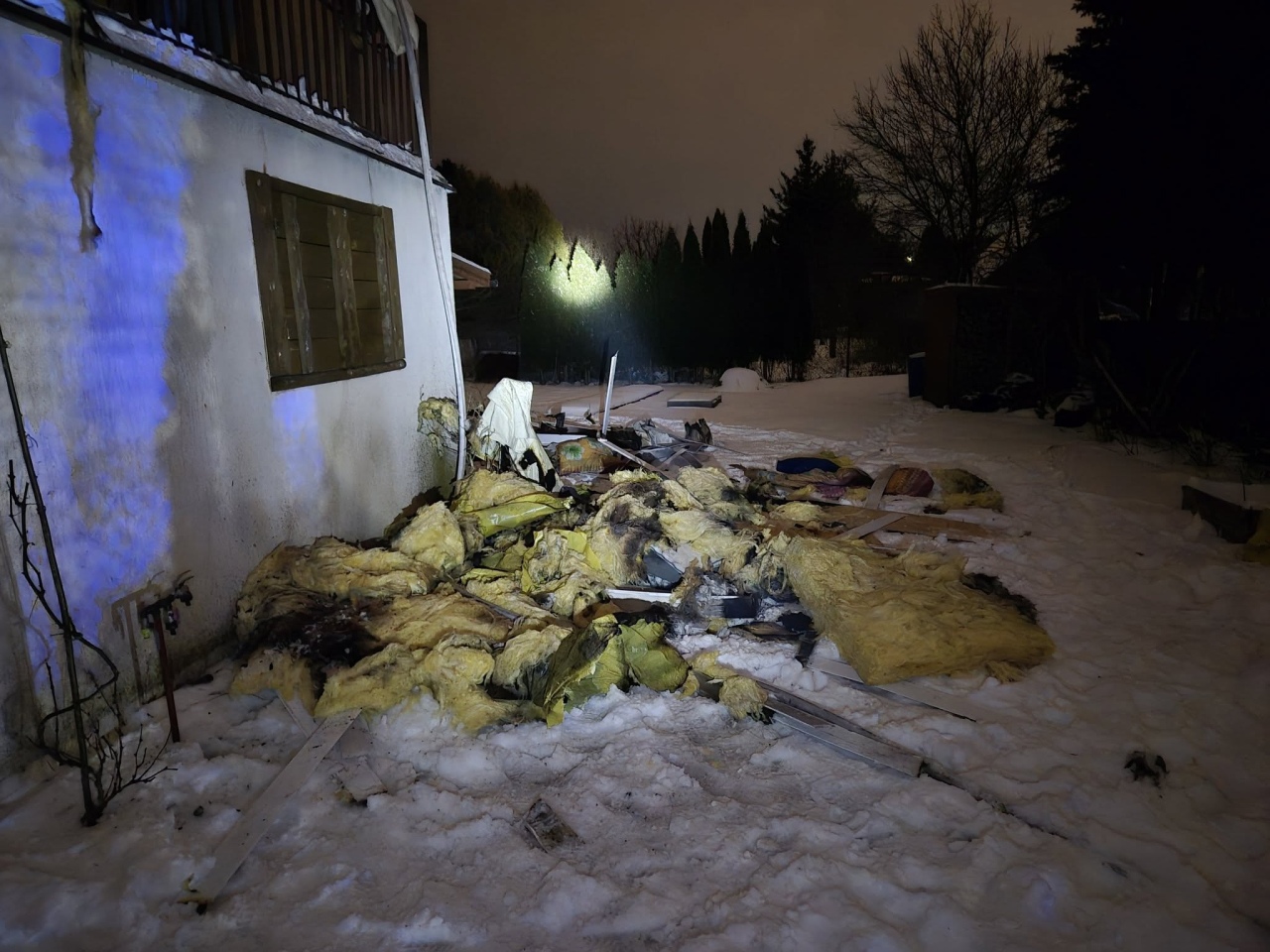 Pożar na ogródkach działkowych przy Olszynowej [05.02.2026] - zdjęcie #3 - eOstroleka.pl
