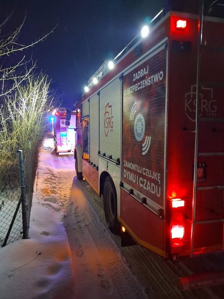 Pożar na ogródkach działkowych przy Olszynowej [05.02.2026] - zdjęcie #2 - eOstroleka.pl