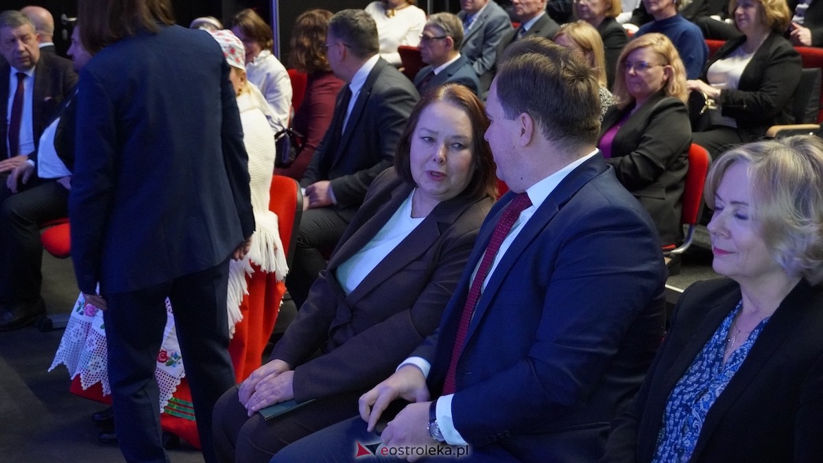 Uroczystość wręczenia odznaczeń państwowych i resortowych dla nauczycieli i pracowników oświaty [06.02.2026] - zdjęcie #160 - eOstroleka.pl