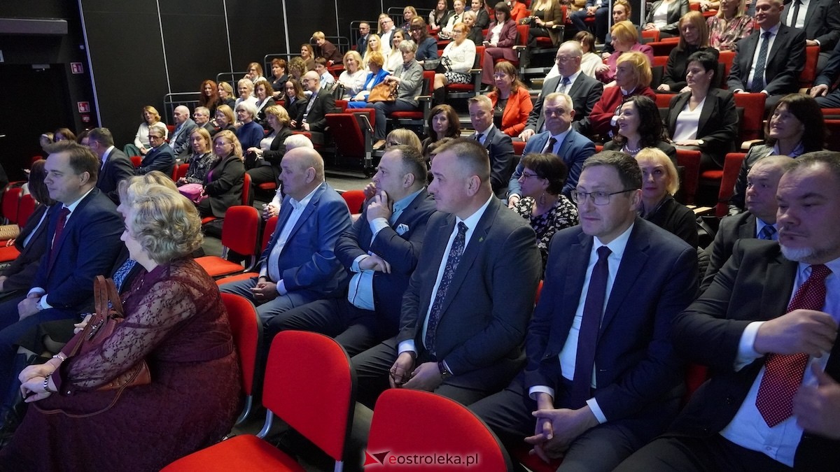 Uroczystość wręczenia odznaczeń państwowych i resortowych dla nauczycieli i pracowników oświaty [06.02.2026] - zdjęcie #159 - eOstroleka.pl
