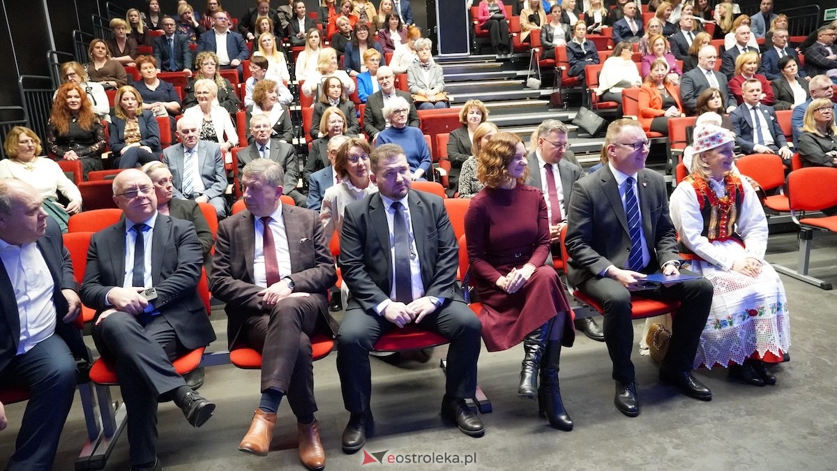 Uroczystość wręczenia odznaczeń państwowych i resortowych dla nauczycieli i pracowników oświaty [06.02.2026] - zdjęcie #157 - eOstroleka.pl