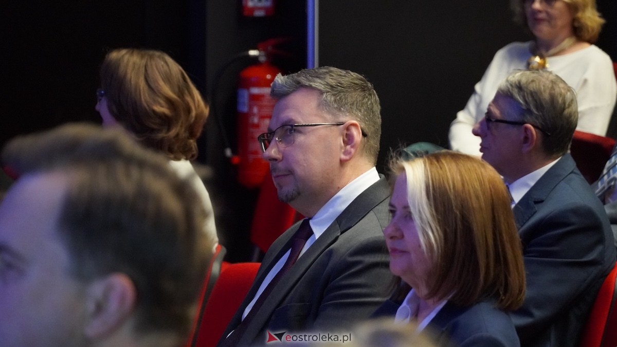 Uroczystość wręczenia odznaczeń państwowych i resortowych dla nauczycieli i pracowników oświaty [06.02.2026] - zdjęcie #129 - eOstroleka.pl