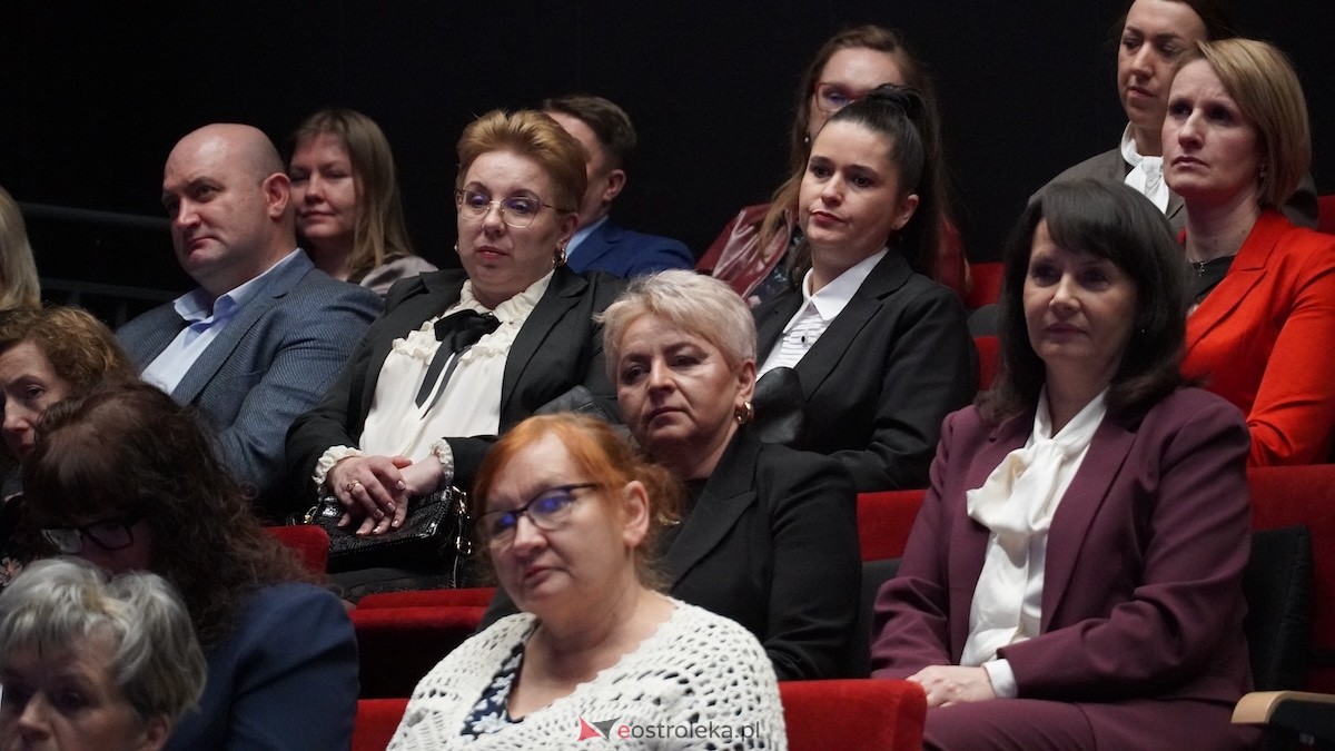 Uroczystość wręczenia odznaczeń państwowych i resortowych dla nauczycieli i pracowników oświaty [06.02.2026] - zdjęcie #119 - eOstroleka.pl