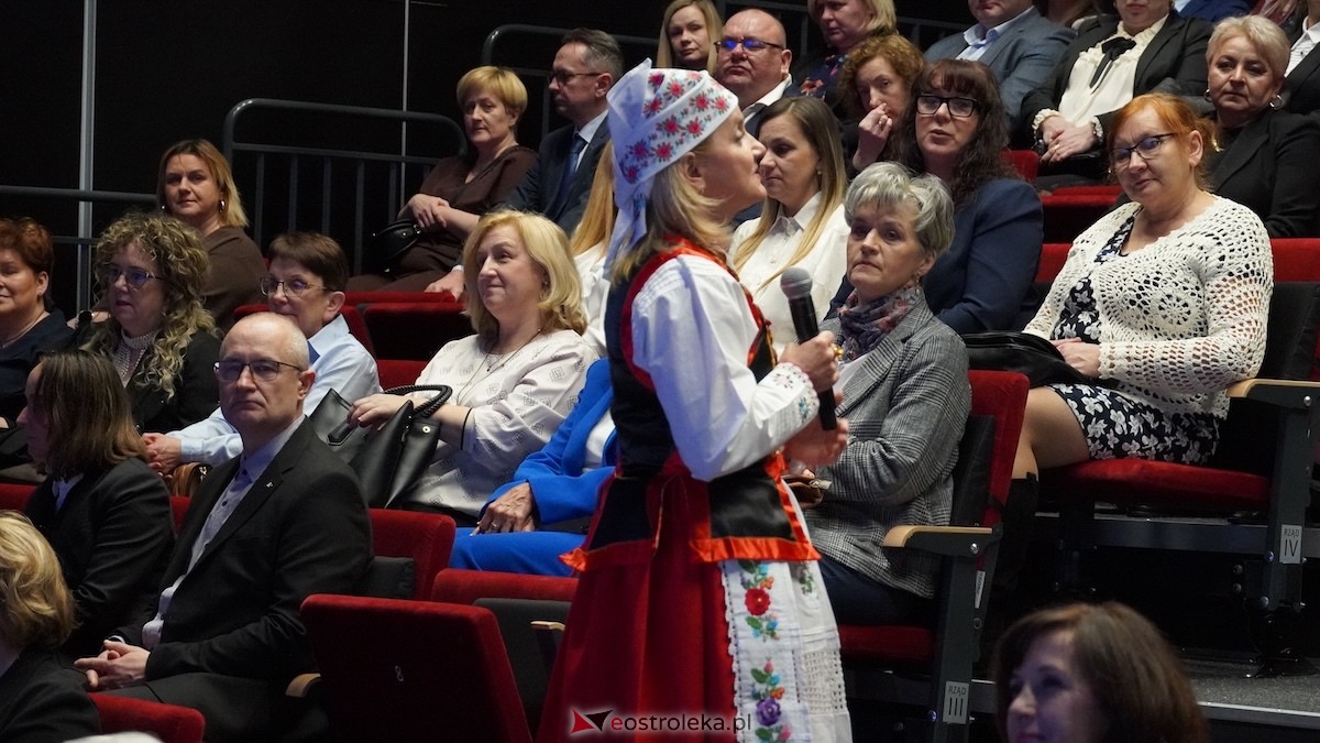 Uroczystość wręczenia odznaczeń państwowych i resortowych dla nauczycieli i pracowników oświaty [06.02.2026] - zdjęcie #117 - eOstroleka.pl