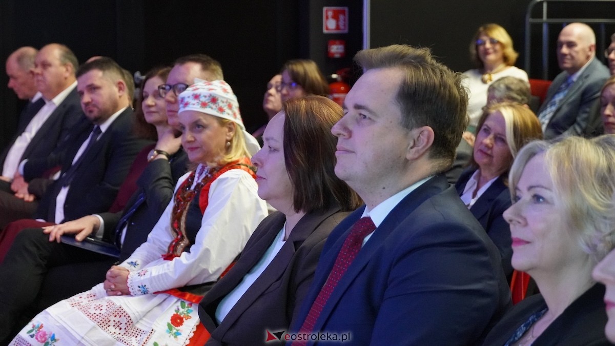 Uroczystość wręczenia odznaczeń państwowych i resortowych dla nauczycieli i pracowników oświaty [06.02.2026] - zdjęcie #105 - eOstroleka.pl