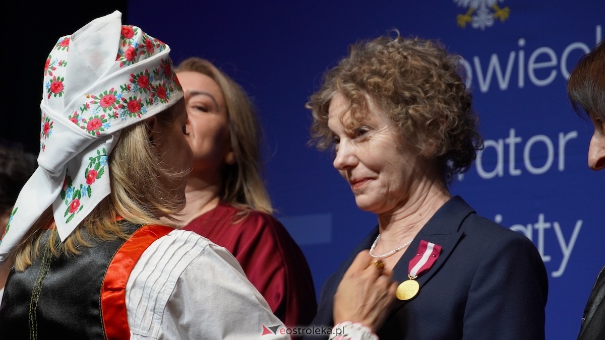 Uroczystość wręczenia odznaczeń państwowych i resortowych dla nauczycieli i pracowników oświaty [06.02.2026] - zdjęcie #91 - eOstroleka.pl