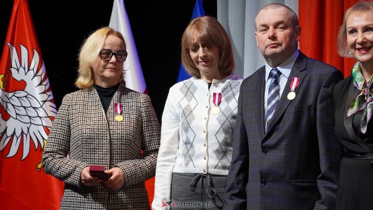 Uroczystość wręczenia odznaczeń państwowych i resortowych dla nauczycieli i pracowników oświaty [06.02.2026] - zdjęcie #90 - eOstroleka.pl