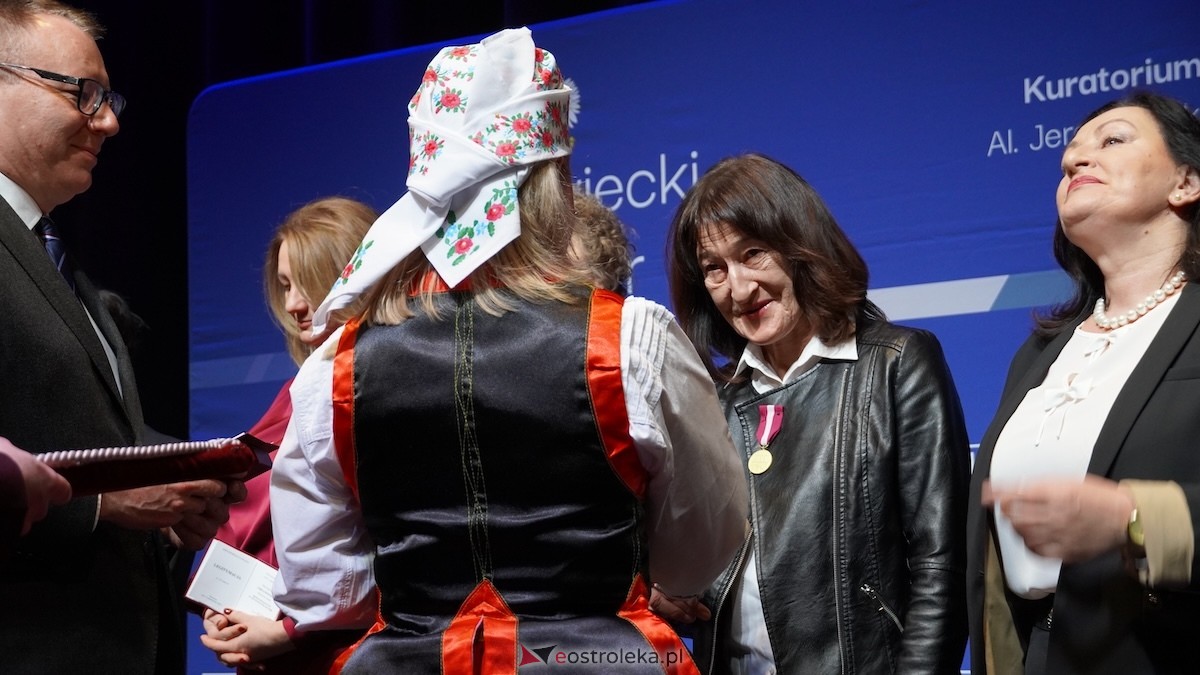 Uroczystość wręczenia odznaczeń państwowych i resortowych dla nauczycieli i pracowników oświaty [06.02.2026] - zdjęcie #88 - eOstroleka.pl