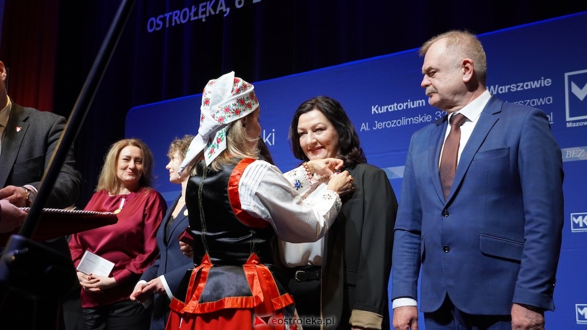 Uroczystość wręczenia odznaczeń państwowych i resortowych dla nauczycieli i pracowników oświaty [06.02.2026] - zdjęcie #87 - eOstroleka.pl