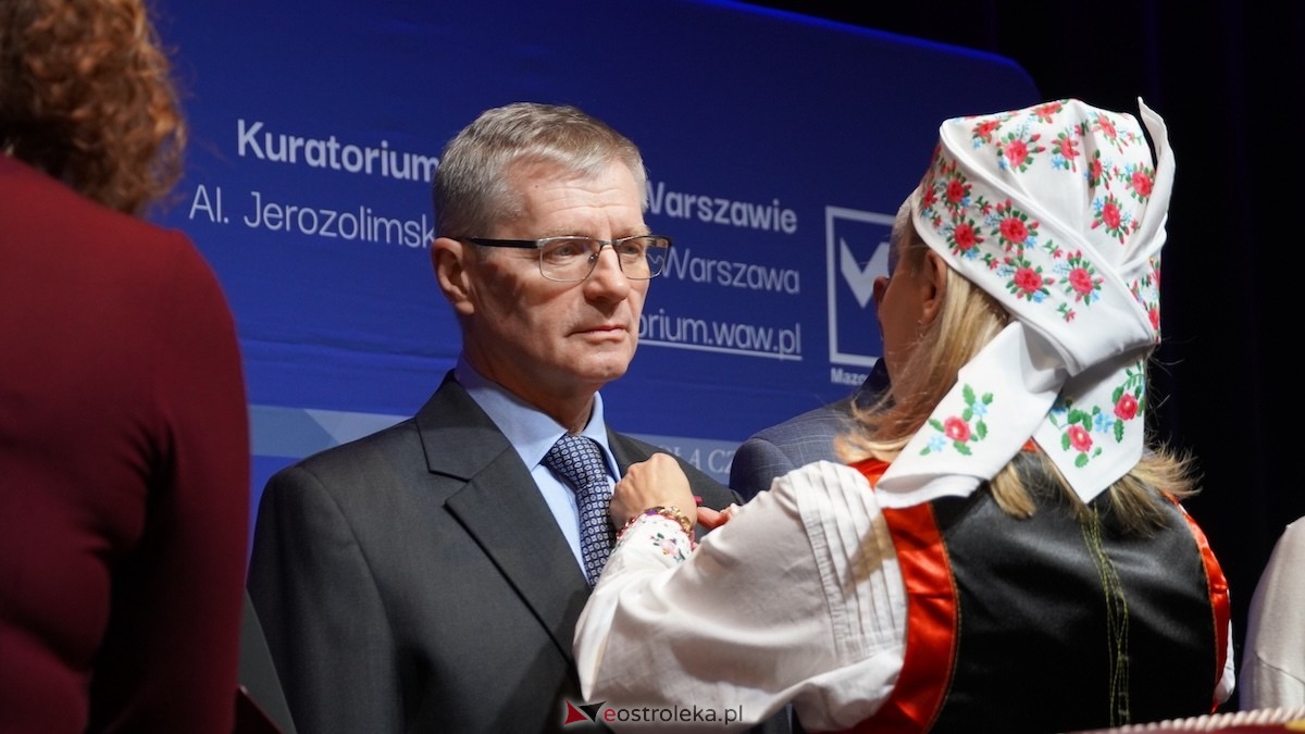 Uroczystość wręczenia odznaczeń państwowych i resortowych dla nauczycieli i pracowników oświaty [06.02.2026] - zdjęcie #70 - eOstroleka.pl