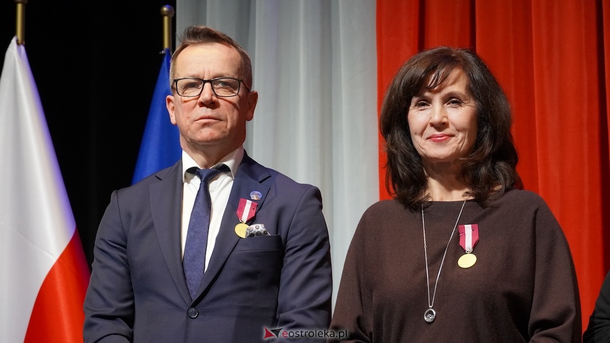 Uroczystość wręczenia odznaczeń państwowych i resortowych dla nauczycieli i pracowników oświaty [06.02.2026] - zdjęcie #64 - eOstroleka.pl
