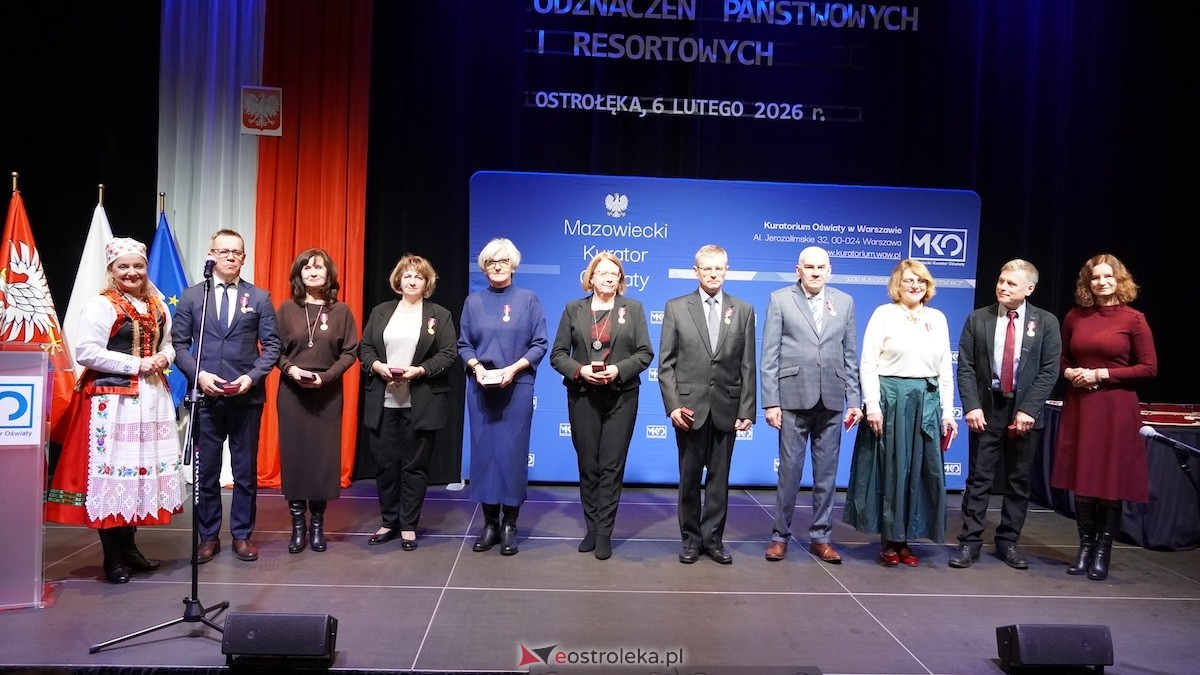 Uroczystość wręczenia odznaczeń państwowych i resortowych dla nauczycieli i pracowników oświaty [06.02.2026] - zdjęcie #57 - eOstroleka.pl