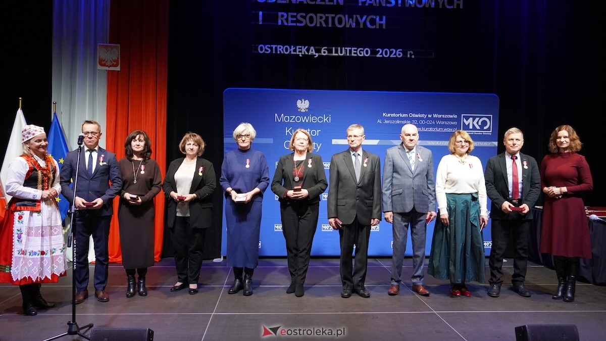 Uroczystość wręczenia odznaczeń państwowych i resortowych dla nauczycieli i pracowników oświaty [06.02.2026] - zdjęcie #54 - eOstroleka.pl