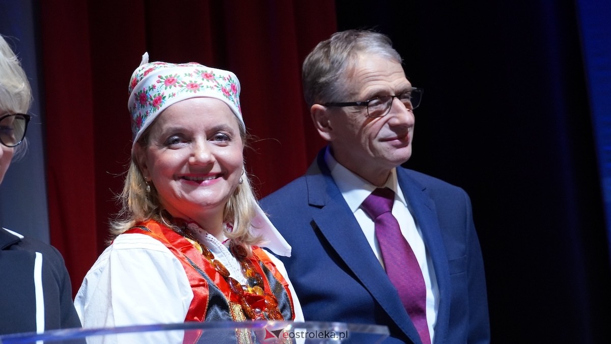 Uroczystość wręczenia odznaczeń państwowych i resortowych dla nauczycieli i pracowników oświaty [06.02.2026] - zdjęcie #53 - eOstroleka.pl